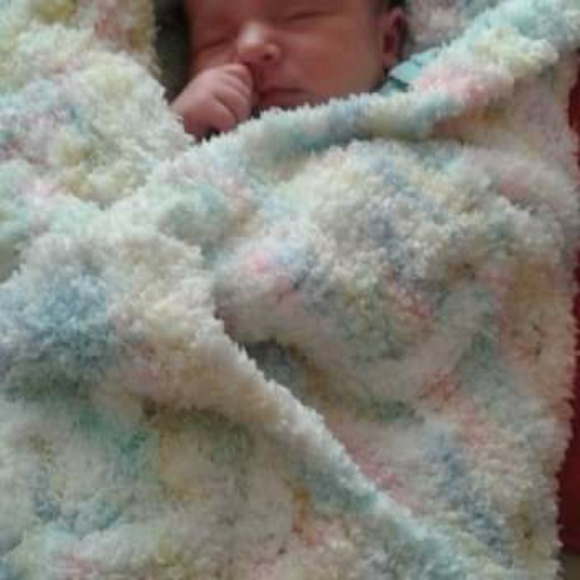 Hand knitted baby blanket - Picture 1 of 3